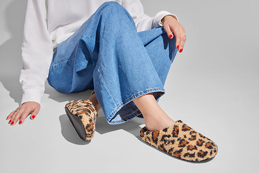 Hausschuhe mit Leoprint: flauschig und unglaublich trendig