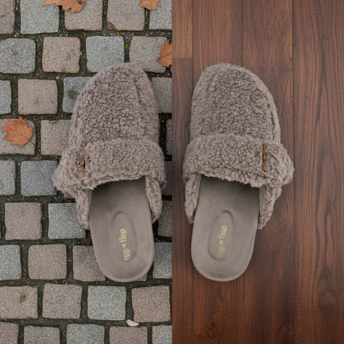 Yuna Teddy auf Holzboden und Pflastersteinen