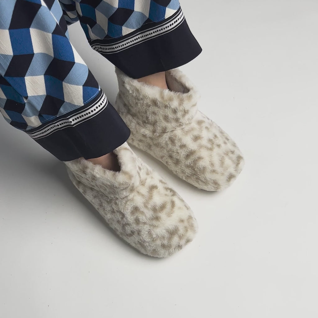 Video short yeti leo soft beige in studio environment