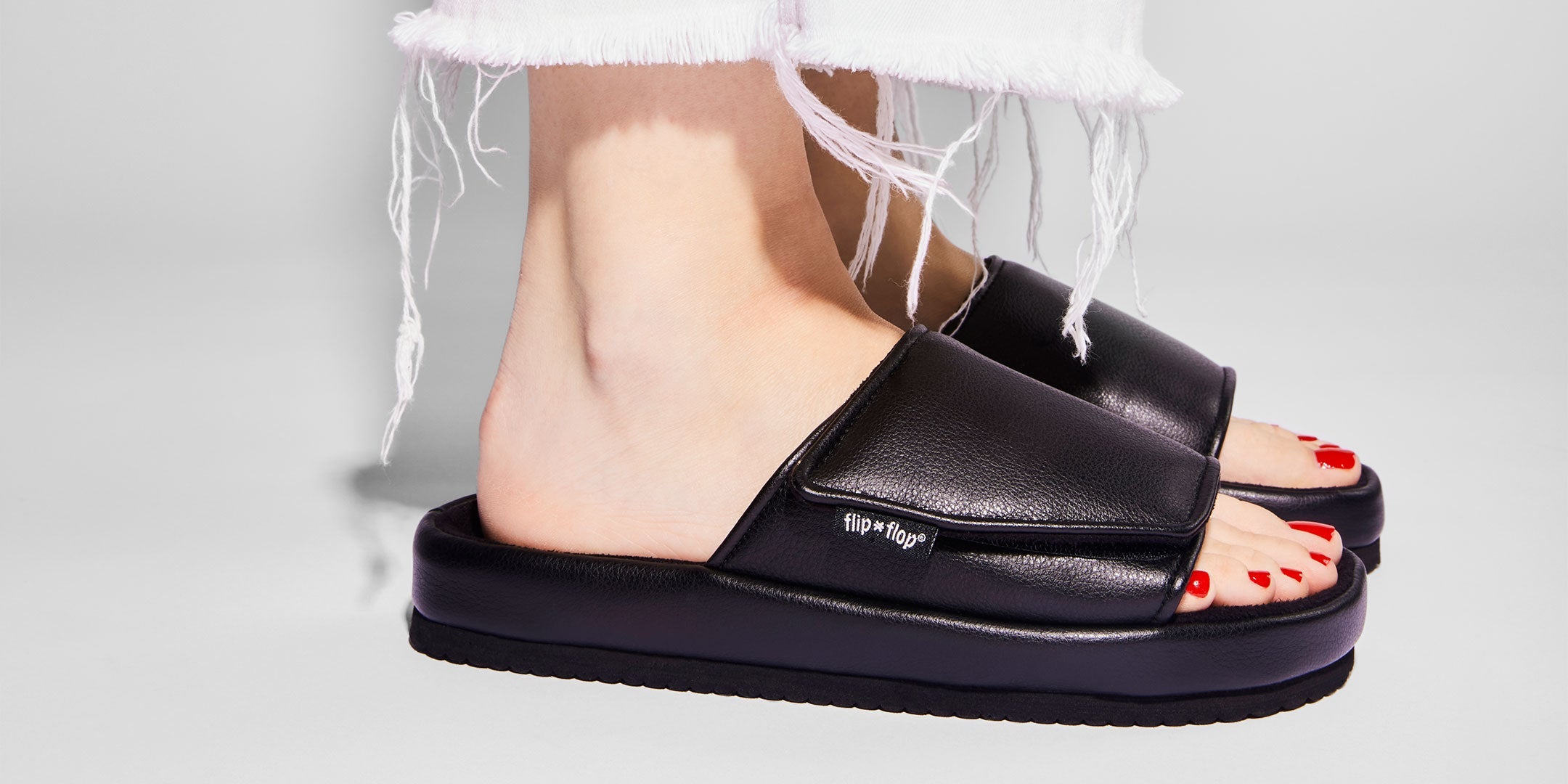 slide*velcro - schwarze Sandale mit Klettverschluss von flip*flop