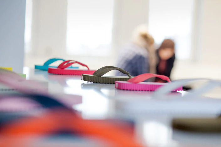 flip*flop bunte Zehentrenner auf Tisch