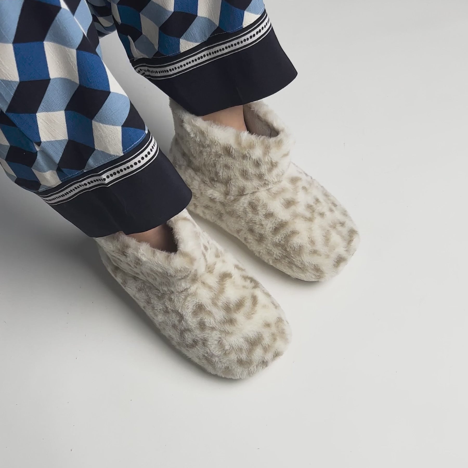 Video short yeti leo soft beige in Studioumgebung